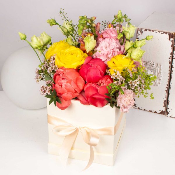 Cutie cu bujori si ranunculus