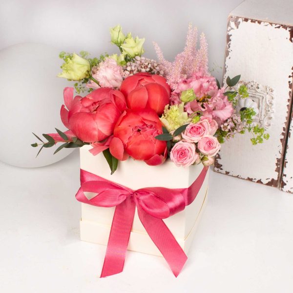 Cutie cu minitrandafiri si bujori