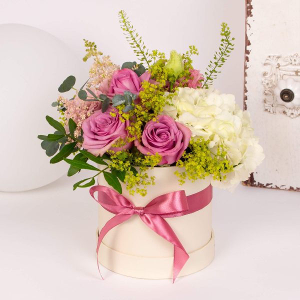 Cutie cu hortensie si trandafiri