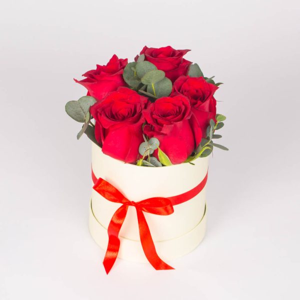 Cutie rotunda cu 5 trandafiri rosii