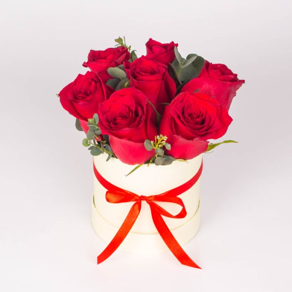Cutie rotunda cu 7 trandafiri rosii