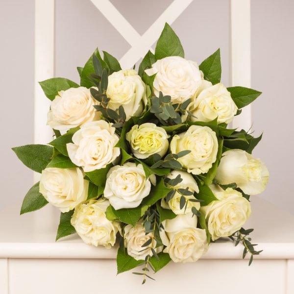 Buchet cu 15 trandafiri albi