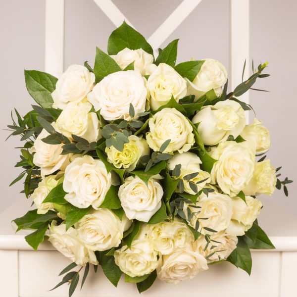 Buchet cu 25 trandafiri albi