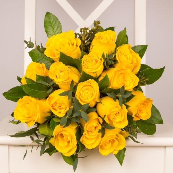 Buchet cu 15 trandafiri galbeni