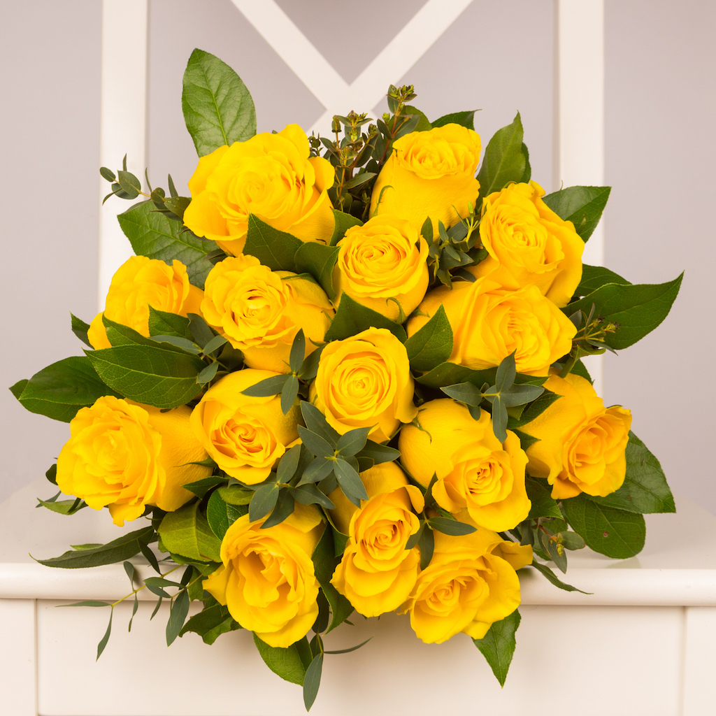 Buchet cu 15 trandafiri galbeni