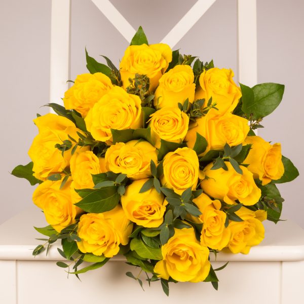 Buchet cu 19 trandafiri galbeni