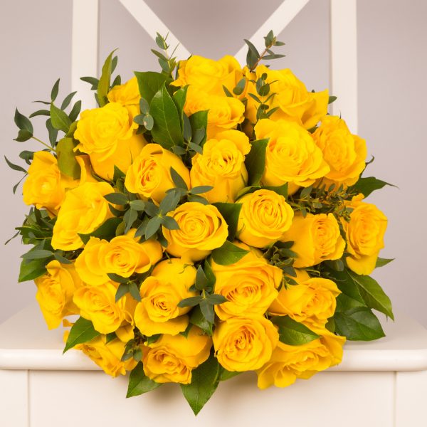 Buchet elegant cu 25 trandafiri galbeni