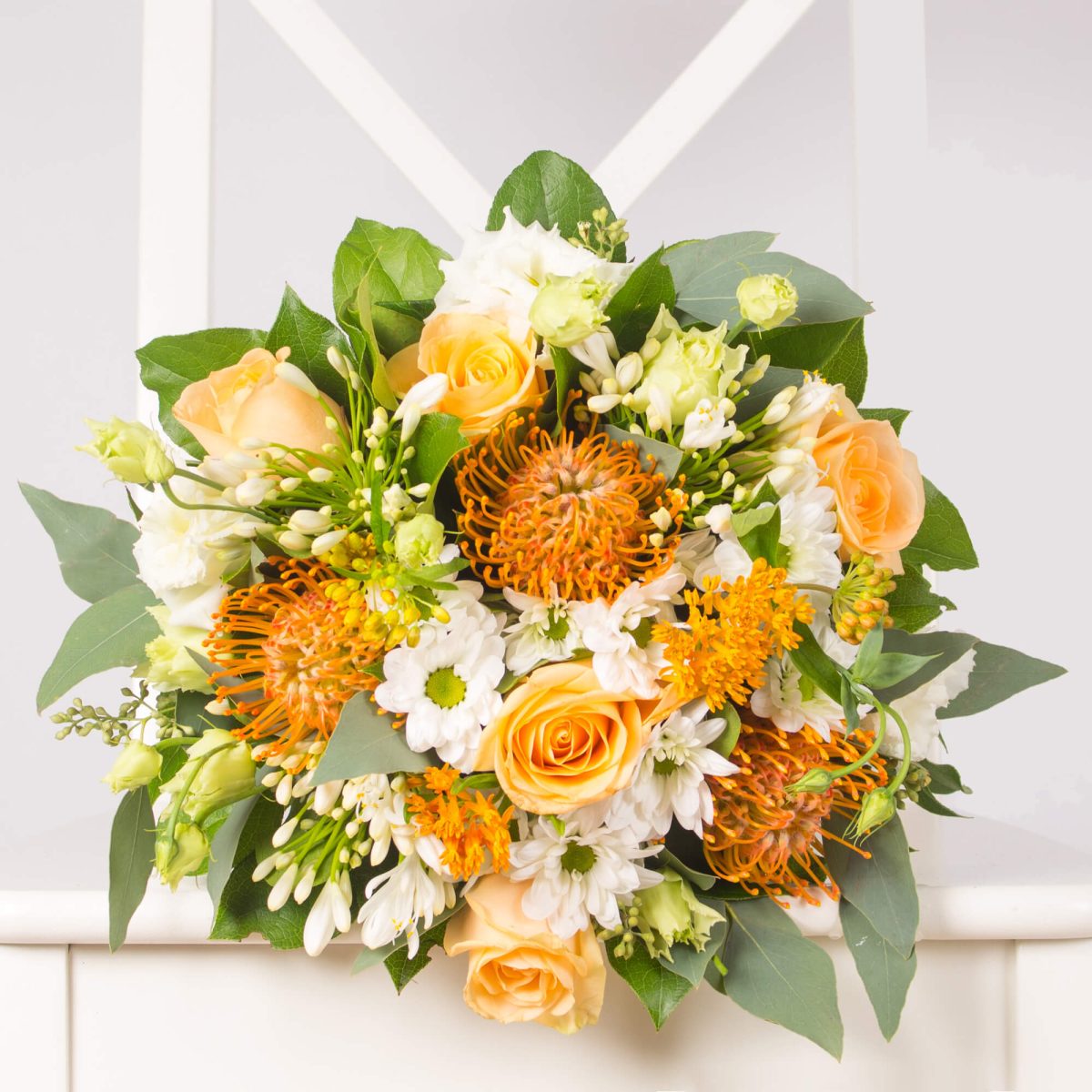 Buchet cu crizanteme protea si trandafiri