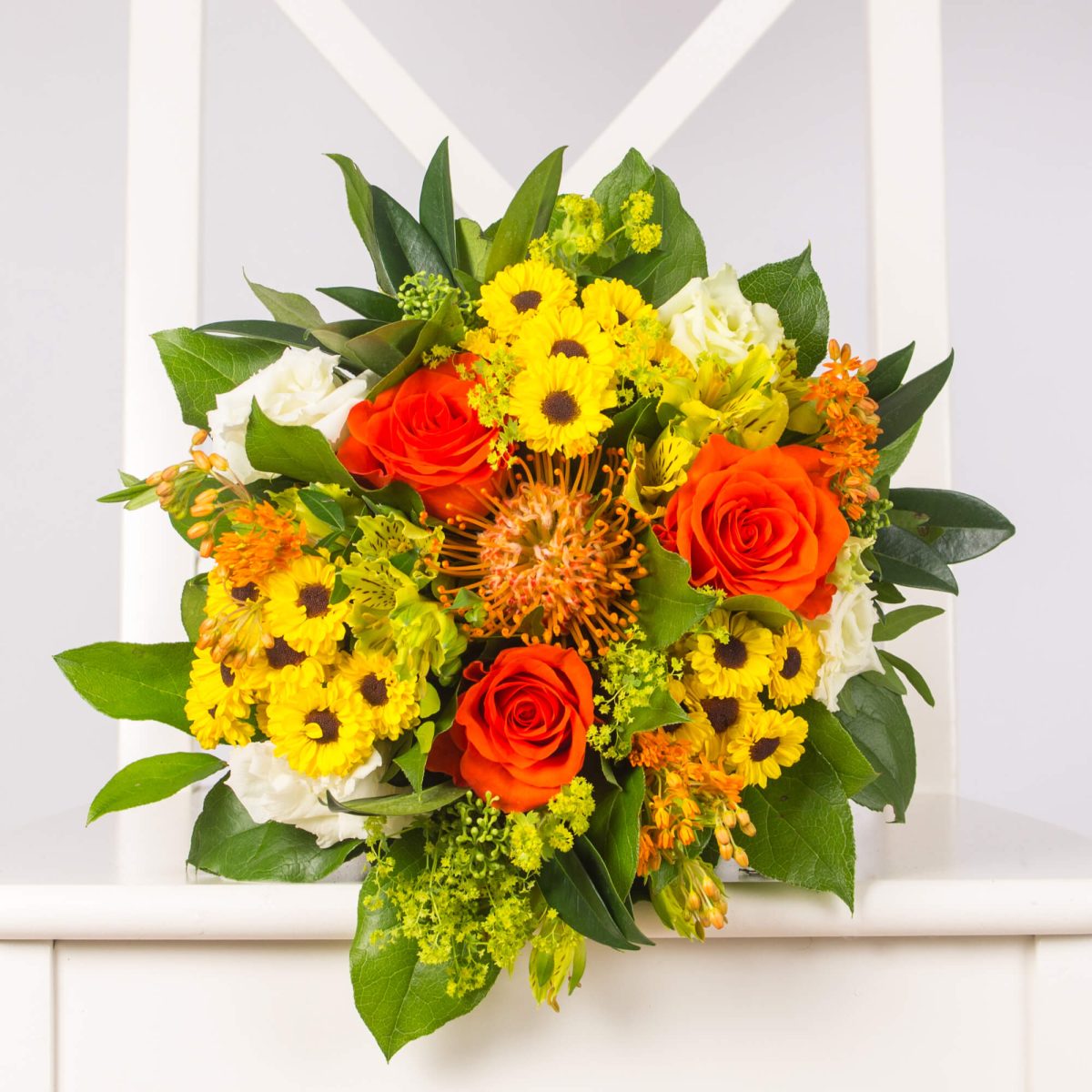 Buchet cu crizantema trandafiri si protea