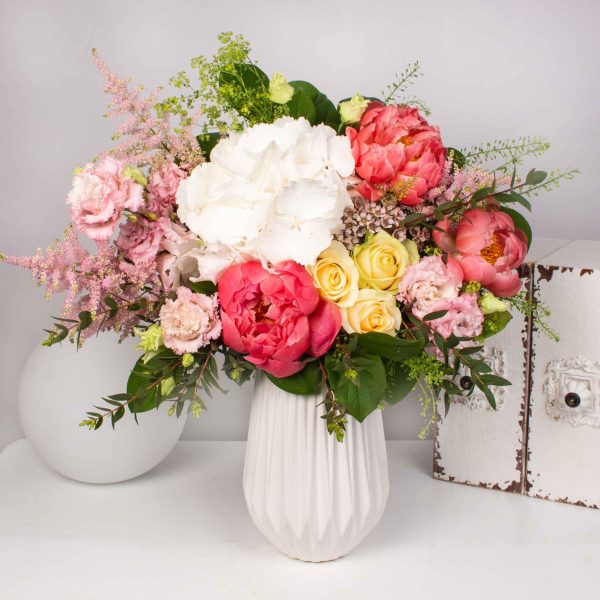 Buchet cu bujori si trandafiri