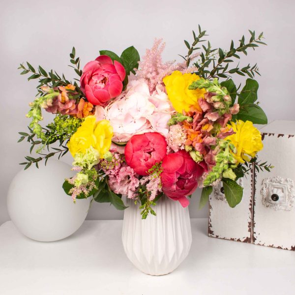 Buchet cu bujori si ranunculus