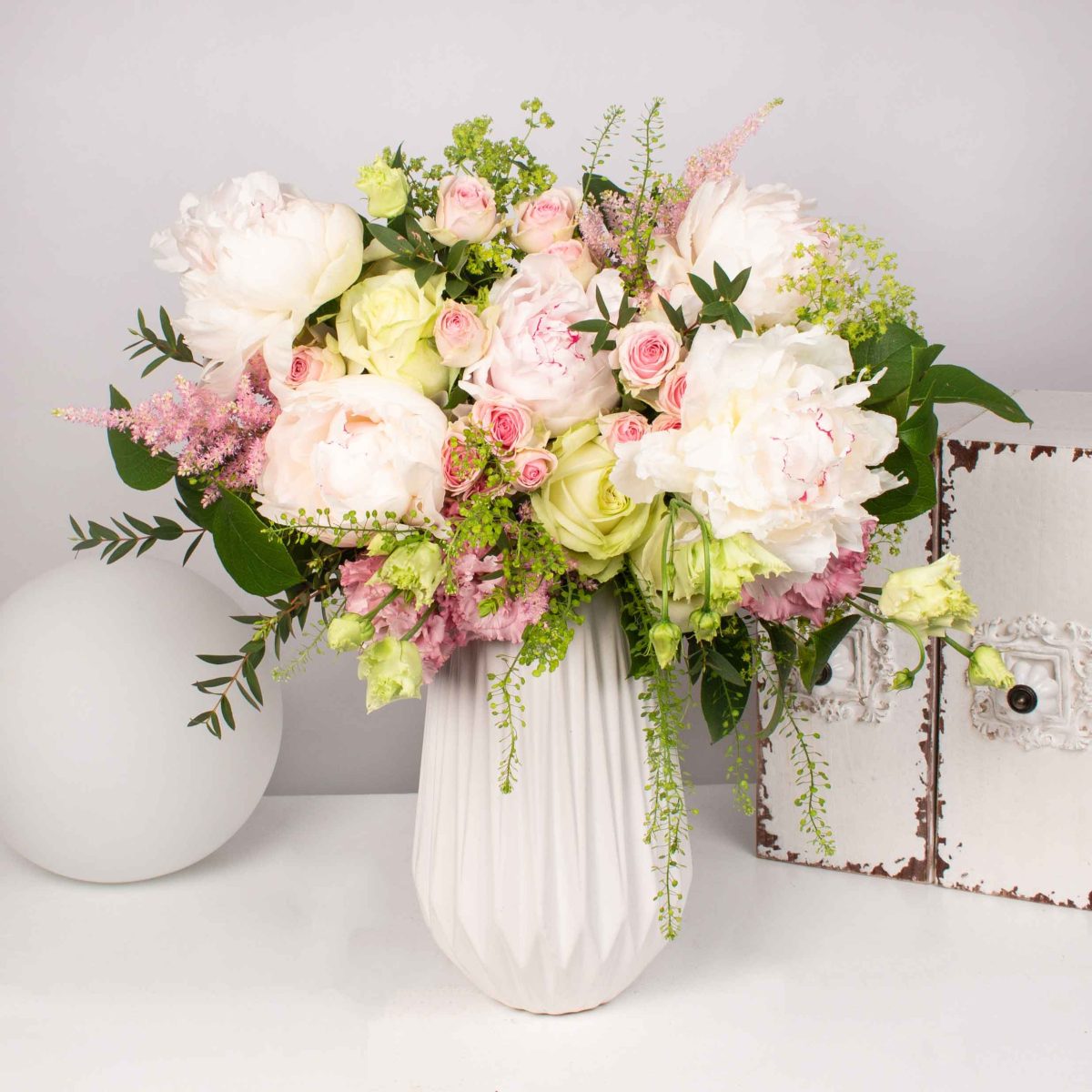 Buchet cu bujori trandafiri si lisianthus