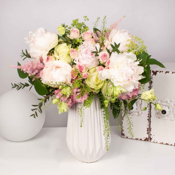 Buchet cu bujori trandafiri si lisianthus