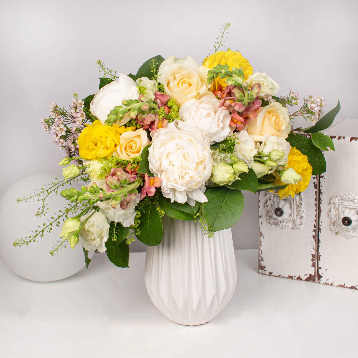 Buchet cu bujori ranunculus si trandafiri