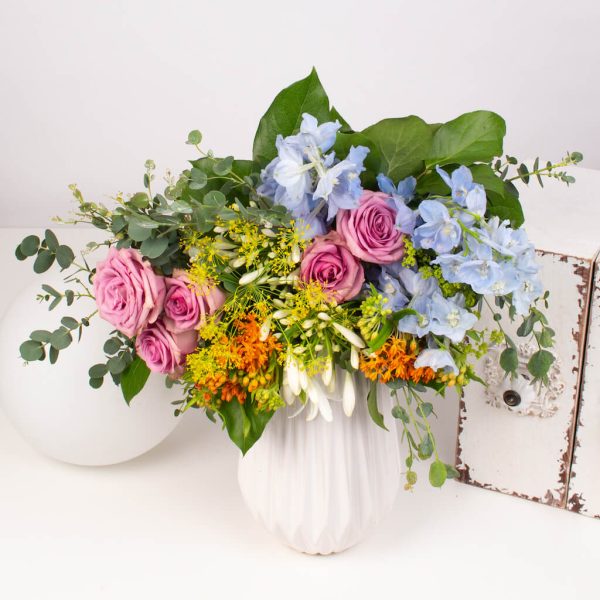 Buchet cu trandafiri si delphinium