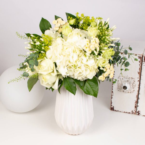Buchet cu hortensie si trandafiri