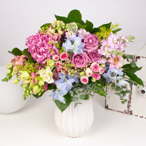 Buchet cu hortensie delphinium si lisianthus