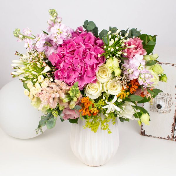 Buchet cu hortensie, matthiola si trandafiri