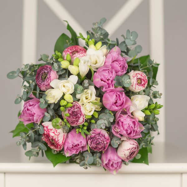 Buchet de primavara cu lalele si frezii