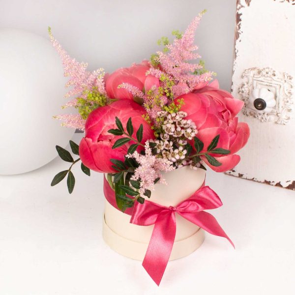 Cutie rotunda cu bujori si astilbe