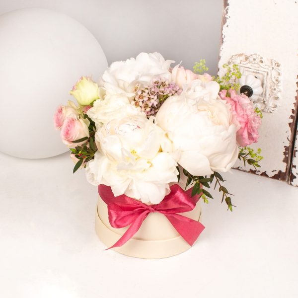 Cutie cu bujori albi si minitrandafiri