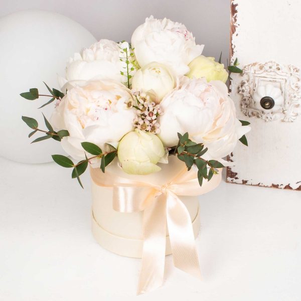 Cutie rotunda cu 7 bujori albi