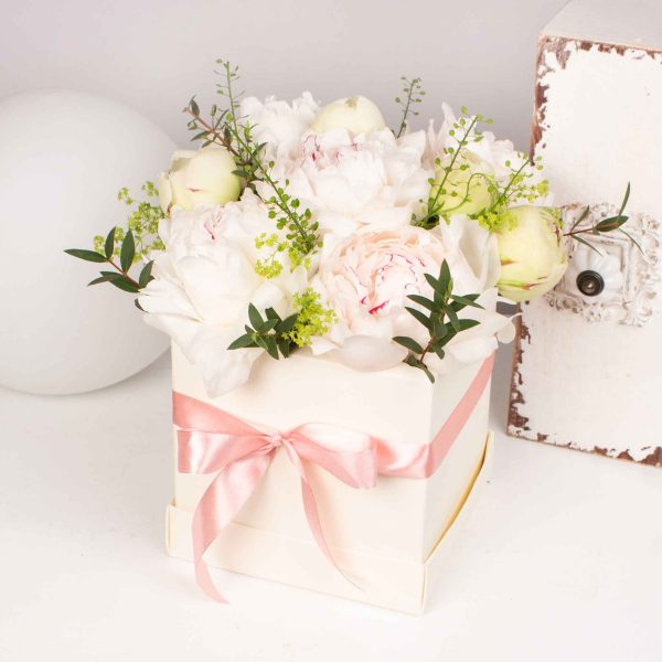 Cutie patrata cu 11 bujori albi