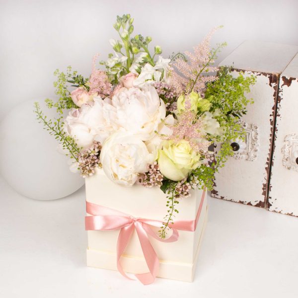 Cutie cu bujori, trandafiri si astilbe