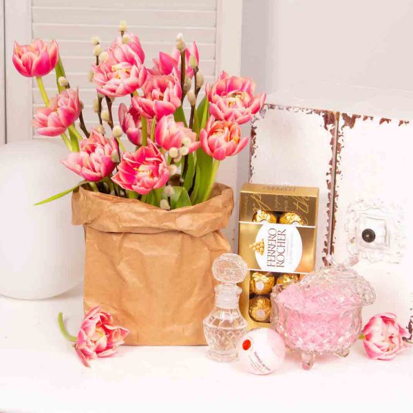 Surpriza pentru mama cu lalele si praline ciocolata