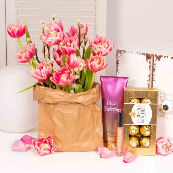 Cadou cu lalele roz, lotiune corp si praline ciocolata