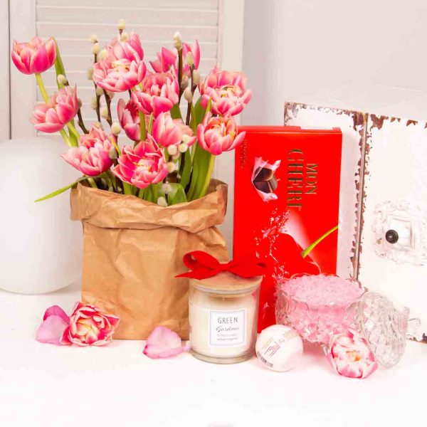 Surpriza cu lalele pentru o femeie deosebita