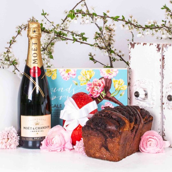 Cadou de Paste cu cozonac si sampanie