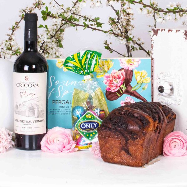 Cos cadou cu ciocolata si vin rosu