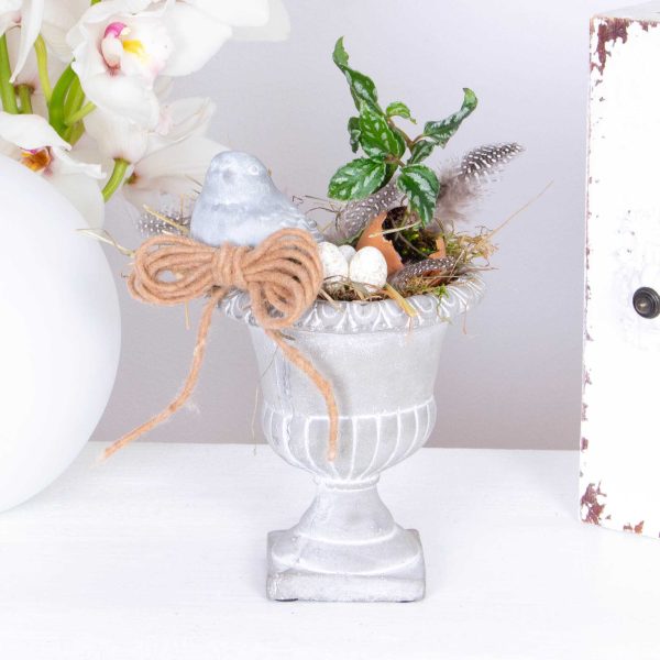 Aranjament de paste cu figurina si planta verde