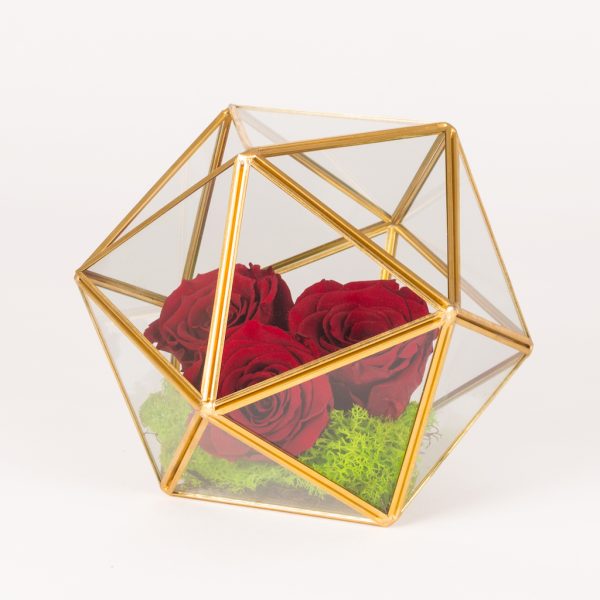 Decor in sfera de sticla cu trandafiri rosii conservati