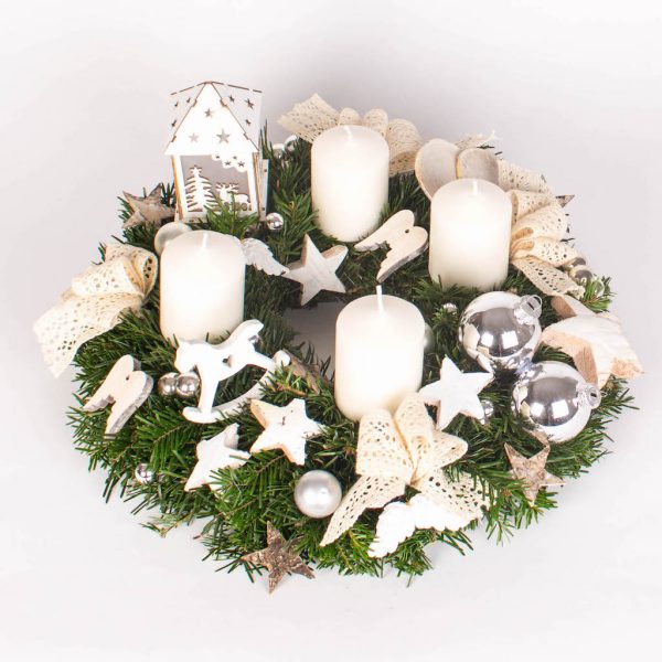 Coronita de masa cu lumanari si decoratiuni