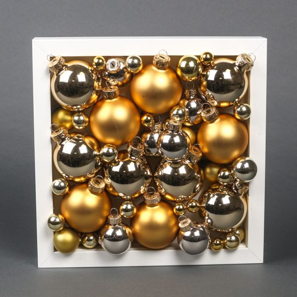 Rama cu globuri aurii